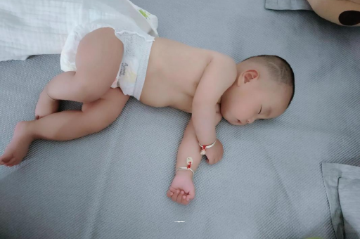 武汉供卵包生男孩几个月宝宝会抬头